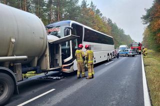 Wypadek na DK 10 pod Piłą. Autobus z dziećmi uderzył w cysternę