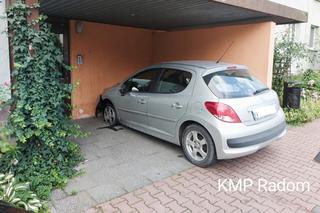 Rozpędził auto i próbował wjechać do klatki schodowej!