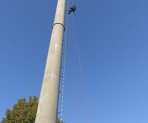 Mężczyzna wszedł na 47-metrową wieżę telefoniczną. Dramatyczna akcja ratunkowa strażaków