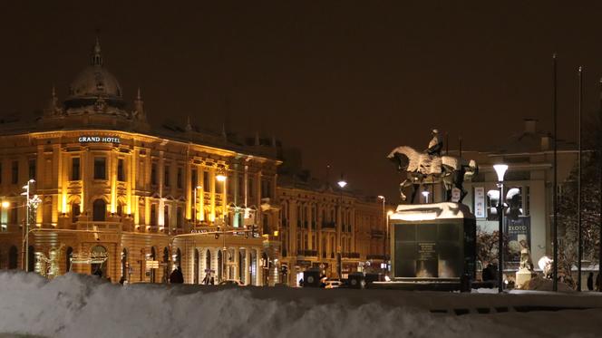 Lublin wieczorową porą. W mieście świąteczne ozdoby i hałdy śniegu. Zobacz zdjęcia!