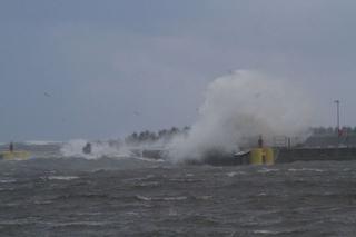 W Kołobrzegu orkan dokonał dużych zniszczeń. Spiętrzone morskie fale zalewały plażę.