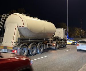 Wbiegł prosto pod cysternę i przeleciał kilkanaście metrów! Stan krytyczny