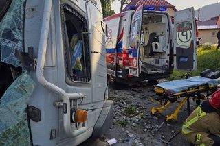 Poważny wypadek w Lubawce. Ciężarówka roztrzaskała się na drzewie. Droga zablokowana