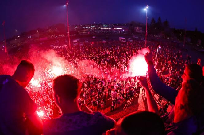 Po meczu z Wartą kibice świętowali z piłkarzami mistrzostwo pod stadionem przy Bułgarskiej 