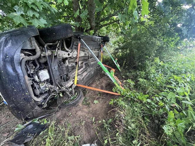 Śmiertelny wypadek pod Kołobrzegiem. Kierowca osobówki uderzył w drzewo