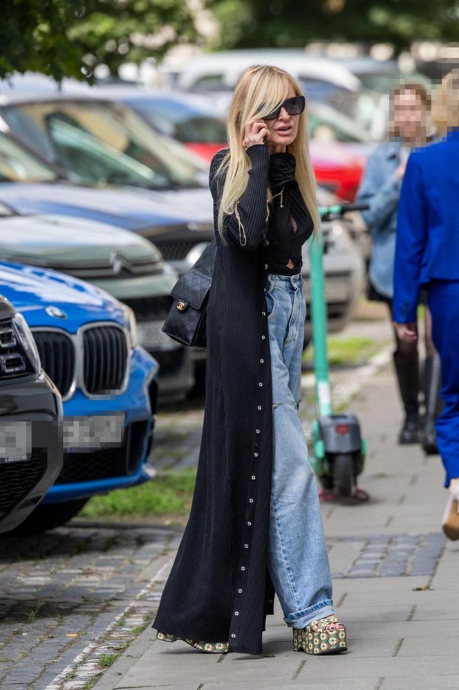 Monika Olejnik w butach Miu Miu za krocie i porwanych dżinsach! Ta stylizacja szokuje