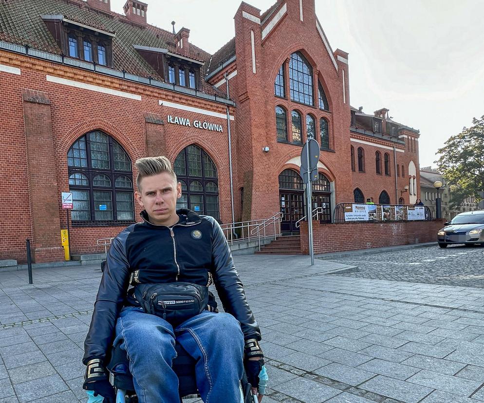 Koszmar na dworcu. Rodzice noszą mnie do pociągu. Dramatyczny apel Bartosza