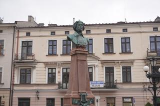 Pomnik Adama Mickiewicza w Tarnowie. Przetrwał okupację, bo Niemcy myśleli, że to Goethe