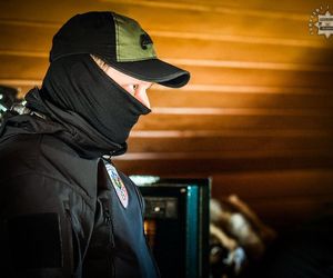 Śląska policja poluje na mafię śmieciową. Kolejne osoby zatrzymane. Zarzuty dla 105 osób