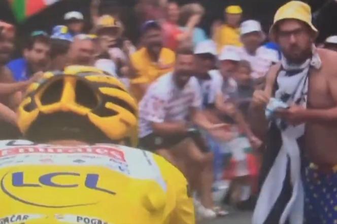 Kibic prawie doprowadził do wypadku na Tour de France. Kuriozalne zachowanie fana! Skandal to mało powiedziane