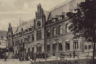 To jeden z piękniejszych budynków w Olsztynie. Od ponad 100 lat mieści się tam poczta