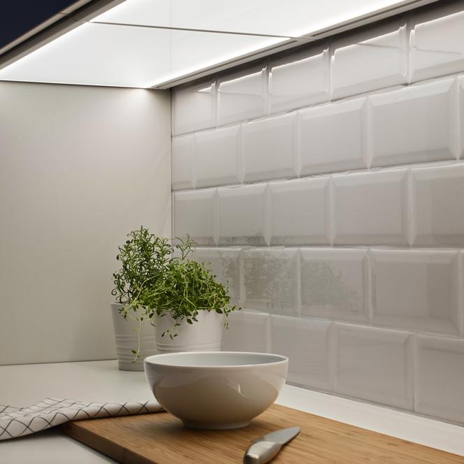 Podświetlone szafki kuchenne - podszafkowy panel świetlny