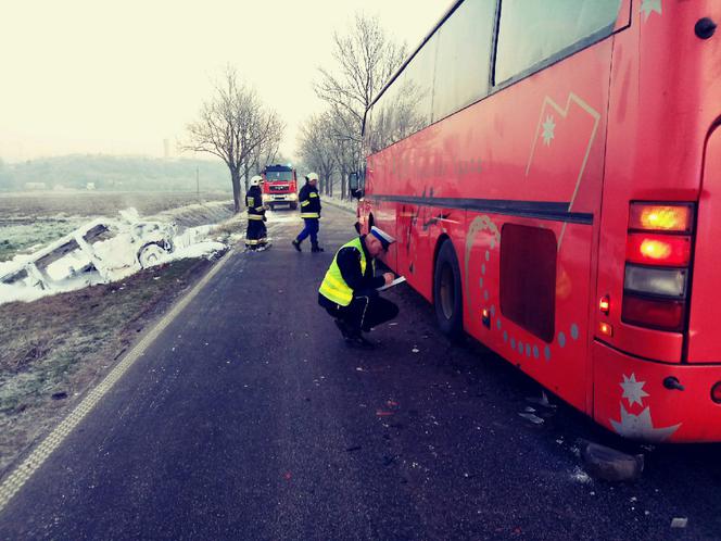 Zderzenie busa i autobusu. Bus stanął w płomieniach. 8 osób rannych