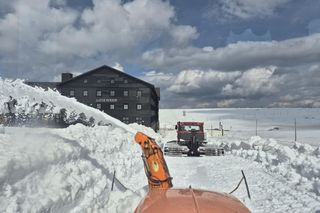Wielkie odśnieżanie w Karkonoszach. Droga do schroniska oczyszczona 