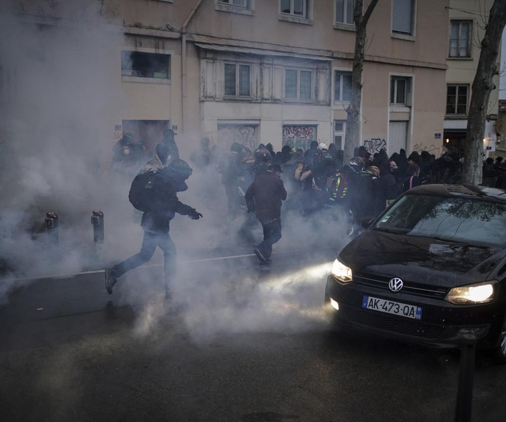 Demonstracje i starcia z policją po zatwierdzeniu przez Radę Konstytucyjną reformy emerytalnej