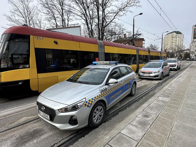 Weszła na czerwonym świetle wprost pod tramwaj. Tragiczny finał wypadku w Warszawie. Nie żyje 42-letnia kobieta