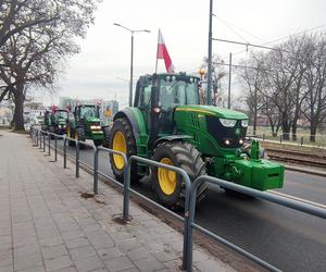 Protest rolników w warmińsko-mazurskim. Setki ciągników zablokowały drogi regionu [ZDJĘCIA]