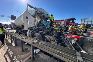 Poważny wypadek na trasie S2. Kierująca cysterną uwięziona w kabinie