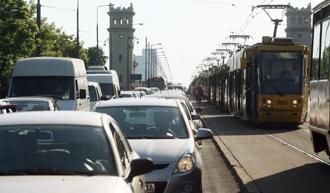 Więcej tramwajów most Poniatowskiego nie udźwignie 