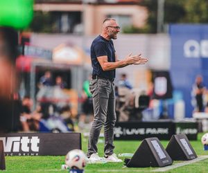 Ekstraklasa: galeria pięknych pań na trybunach nie pomogła. Raków przegrał, Marek Papszun się wściekał, sędziom też poświęcił zdanie