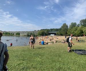 Piękna plaża w Katowicach i zakaz kąpieli w stawie