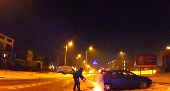 Białystok: Spał w płonącym samochodzie. Uratowali go policjanci