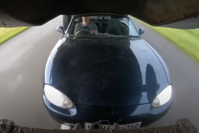 Rosyjski influencer przejechał autem pod naczepą TIR-a. Szczyt głupoty czy ogromna odwaga? - WIDEO