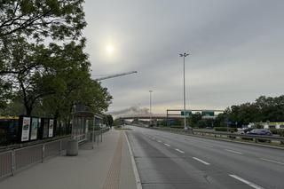 Poranny pożar w Warszawie. Kłęby czarnego dymu nad miastem