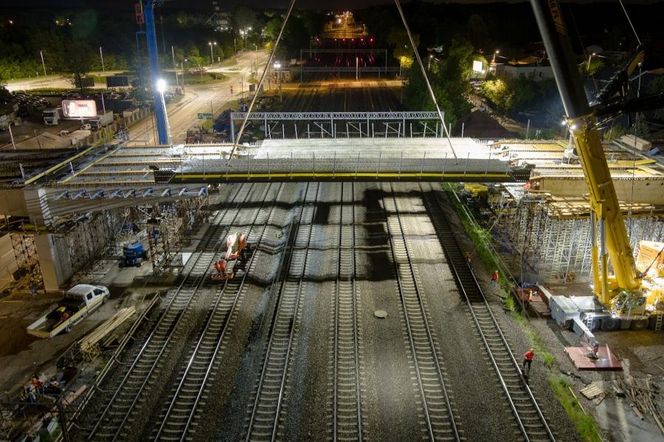 Ten wiadukt w Warszawie budują nawet w nocy. Wkrótce koniec korków