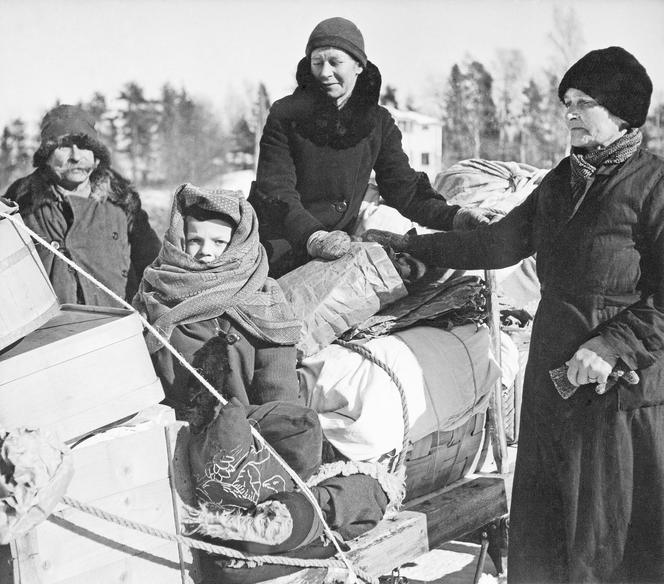 Fińscy uchodźcy opuszczający tereny utracone na rzecz Sowietów. Marzec, 1940.