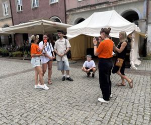 Tłumy przyjezdnych i uśmiechy na twarzach. Wakacyjny patrol Eska Summer City na olsztyńskiej Starówce