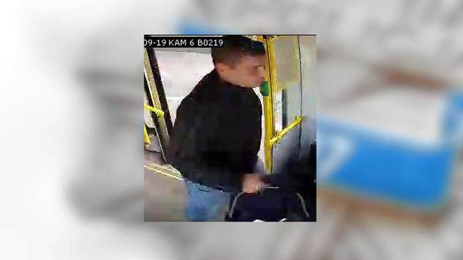 Ten mężczyzna uderzył w tramwaju starszego człowieka!