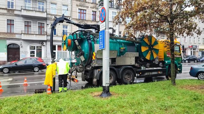 Alert dla Wrocławia. Mieszkańcy przygotowują się na podtopienia. Jaki jest stan rzek? Radar opadów 