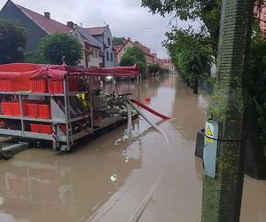 Zalane ulice, woda w budynkach. Dramatyczna sytuacja w Suchaczu i Tolkmicku