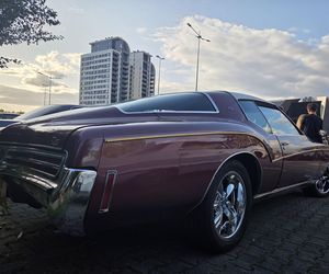 Motoryzacyjne legendy pod Torbydem. Bydgoskie Klasyki Nocą znów przyciągnęły tłumy