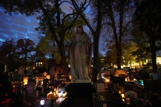 Tak wygląda Cmentarz Starofarny w Bydgoszczy po zmroku w przeddzień Święta Zmarłych. Zobacz zdjęcia