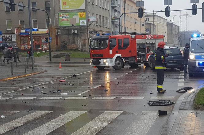 Wypadek przy skrzyżowaniu Zachodniej i Lutomierskiej. Utrudnienia w ruchu [ZDJĘCIA]
