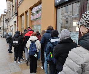 Tłusty czwartek. Tarnowianie ustawiają się w kolejkach po pączki!