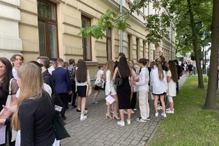 Uczniowie I LO w Nowym Sączu po zakończeniu roku szkolnego 