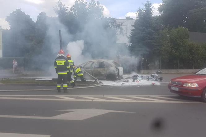 Pożar samochodu na ul. Nakielskiej w Bydgoszczy. Autem podróżowało aż 5 osób!