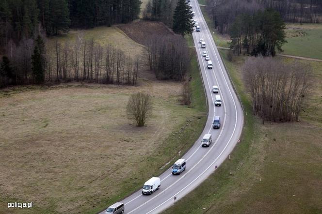 Wielki transport z cudzoziemcami przekroczył granicę. Pojechali w kierunku Litwy [ZDJĘCIA]