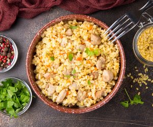 Gulasz drobiowy z bulgurem: jednogarnkowy obiad w 30 minut