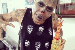 Mężczyzna usunął nos i uszy, aby wyglądać jak żywy trup