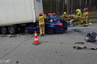 Śmiertelny wypadek na A2 pod Słubicami. 57-latek z forda wjechał pod tira [ZDJĘCIA].
