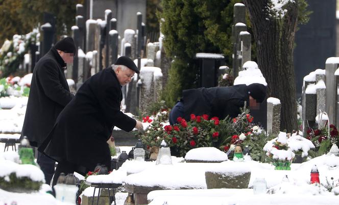 JAROSŁAW KACZYŃSKI NA GROBIE MATKI