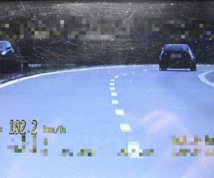 Pędził prawie 200 km/h, bo spieszył się na sprawdzian z matematyki. 19-latek słono za to zapłaci 