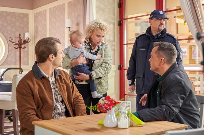 Na Wspólnej odc. 3563. Sławek (Mariusz Słupiński), Gabriel (Mateusz Rzeźniczak), Beata (Katarzyna Ptasińska),  Gucio (Julian Studziński)