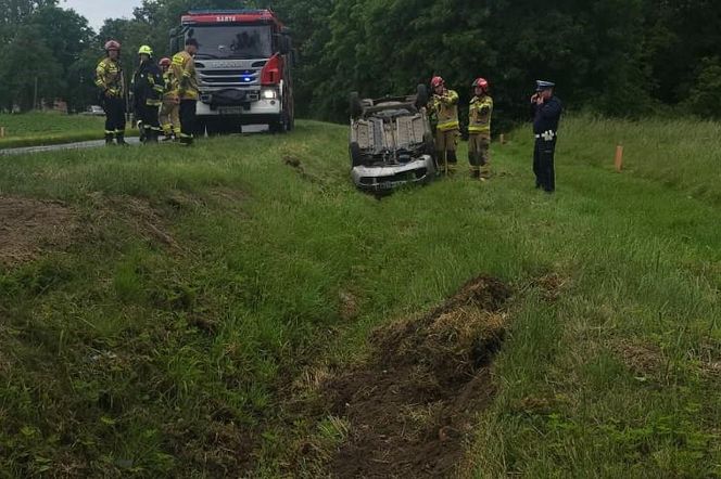 Złamał dożywotni zakaz. Po dachowaniu w pow. górowskim porzucił auto i poszedł pieszo