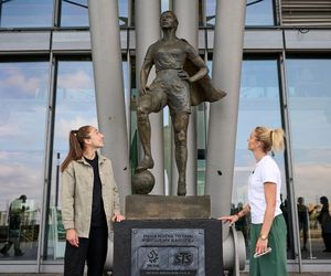 W Gdańsku odsłonięto pomnik piłkarki - superbohaterki