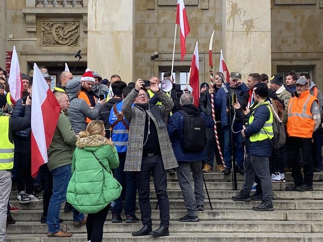 Protest rolników we Wrocławiu. Strajk wymyka się spod kontroli. Urząd Wojewódzki obrzucany jajkami